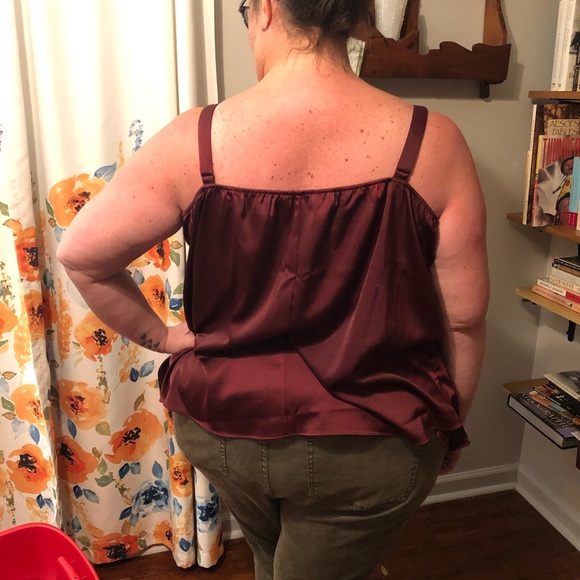 Silky camisole with adjustable straps and lace trim - Picture 2 of 2